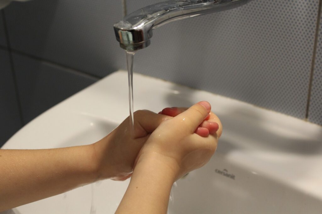 手洗いする子供の手