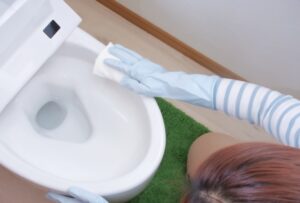 適切な頻度でトイレ掃除をする一人暮らしの女性のイメージ