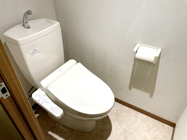 悪臭の対処法が取られた清潔なトイレの壁のイメージ