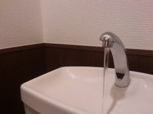 掃除をしてカビが一掃された清潔なトイレタンクのイメージ