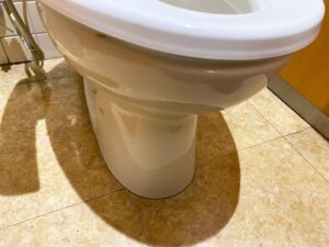 キレイに掃除されて汚れの原因を一掃してあるトイレの床のイメージ