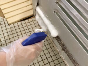 <p class="uw-mb">カビは、私たちの生活空間に潜む見えない脅威であり、その影響は健康や財産に大きなリスクをもたらすことがあります。多くの人々が見過ごしがちなこの問題は、適切な知識と対処法を持つことで、未然に防ぐことが可能です。本記事では、カビの基礎知識から始まり、カビがもたらす健康や経済的な影響について詳しく解説します。さらに、効果的な予防策や万が一カビが発生してしまった際の対処法も紹介し、読者が自身の生活環境を守るための具体的な対策を学べる内容となっています。この情報をしっかり把握することで、あなたの健康や住まいを守る手助けとなるでしょう。</p>
<h2 class="uw-mb"><span class="deco_A" data-name="uc-wr" data-keyword="">カビの基礎知識</span></h2>
<p class="uw-mb">カビは、真菌の一種であり、自然界に広く存在しています。一般的には肉眼では見えない微細な胞子として空気中を漂っており、湿度がある環境で増殖します。カビは有機物を分解する役割を持ち、自然界において重要な生態系の一部ですが、私たちの生活環境においては多くの問題を引き起こす原因となります。カビの発生は、見た目の不快さだけでなく、健康や財産にも悪影響を及ぼすため、その仕組みと対策を知ることが重要です。</p>

<h3 class="uw-mb"><span class="deco_B">カビとは何か</span></h3><p class="uw-mb">カビは、細胞壁を持つ菌類であり、基本的に顕花植物や動物の死骸、さらには、土や木材などの有機物を分解して栄養を吸収します。主に湿気の多い場所で見られ、繁殖する際には胞子を散布します。これらの胞子は、空気中に漂うことで新たな環境での繁殖を可能にします。カビにはさまざまな種類があり、それぞれ異なる特性を持っています。例えば、青カビや黒カビ、粉カビなどは、見かけ上の違いだけでなく、発生する環境やリスクも異なります。</p>

<h3 class="uw-mb"><span class="deco_B">カビが繁殖する環境</span></h3><p class="uw-mb">カビが繁殖しやすい環境は、高温多湿であり、栄養源となる有機物がある場所です。特に、梅雨時や冬季の暖房が効いた室内などは、湿度が高くなるためカビの発生リスクが高まります。また、水漏れや結露がある場所、換気が不十分な空間もカビの繁殖を助長します。一般的に、湿度が60％以上になるとカビが繁殖しやすいと言われています。こうした条件を避けることで、カビの発生を防ぐことが可能です。</p><h2 class="uw-mb"><span class="deco_A" data-name="uc-wr" data-keyword="">カビのリスク</span></h2>
<p class="uw-mb">カビは私たちの生活に潜む隠れた脅威です。見えないところで成長し、さまざまなリスクを引き起こします。この章では、カビが健康に与える影響と、家庭や財産に及ぼす損害について詳しく見ていきます。</p>

<h3 class="uw-mb"><span class="deco_B">健康への影響</span></h3><p class="uw-mb">カビは空気中に放出される微細な胞子を通じて体に侵入します。これにより、アレルギー反応や呼吸器系の問題を引き起こすことがあります。特に、喘息やアレルギー体質の人々は、カビの影響を強く受けやすいです。カビの胞子に対するアレルギー反応には、くしゃみ、鼻水、目のかゆみといった症状が含まれます。さらに、長期間にわたってカビにさらされることで、慢性肺疾患や免疫系の低下も引き起こされるリスクがあります。</p>
<p class="uw-mb">特に注意が必要なのは、黒カビ（Stachybotrys chartarum）です。黒カビは特に有害で、喘息や肺出血、場合によっては神経系障害などの深刻な健康問題を引き起こすことがあります。これは、カビが放出するマイコトキシンが原因です。これらのトキシンは、人体に有害な影響を与え、重篤な健康問題をもたらす可能性があります。</p>

<h3 class="uw-mb"><span class="deco_B">家庭や財産への影響</span></h3><p class="uw-mb">カビのリスクは健康面だけではありません。家庭や財産にも重大な影響を及ぼします。カビが繁殖することで、壁や天井に黒ずみや染みを作り、見た目の問題を引き起こします。さらに、カビは建材を劣化させ、ひび割れや腐敗を引き起こす要因となります。これにより、家の価値が減少する可能性があります。</p>
<p class="uw-mb">特に湿気が多い場所においては、カビの成長が速く、家庭の設備や家具にも影響を与えることがあります。例えば、木製の家具やFloorsはカビによって劣化し、修理や交換を余儀なくされることがあります。また、カビの存在は、売却時や家の評価時にマイナス要因となることもあり、さまざまな経済的損失を引き起こします。</p>
<p class="uw-mb">したがって、カビ対策を講じることは、単に健康を守るだけでなく、家庭や資産の保護にもつながります。適切な対策を講じることで、リスクを低減し、安心して暮らす環境を整えることができます。</p><h2 class="uw-mb"><span class="deco_A" data-name="uc-wr" data-keyword="">カビの対処法</span></h2>
<p class="uw-mb">カビは湿度が高く、温かい環境で繁殖します。家庭においてカビを防ぐためには、まずその特性を理解し、適切な対策を講じることが重要です。この章では、カビの予防策と発生時の対処法について詳しく解説します。</p>

<h3 class="uw-mb"><span class="deco_B">予防策</span></h3><p class="uw-mb">カビを防ぐための予防策は、主に湿度管理と清掃が鍵を握ります。湿度は50%以下に保つことが推奨されており、これを実現するためにエアコンや除湿機を活用することが大切です。また、定期的に換気を行い、外部からの湿気の侵入を防ぐことも重要です。特に、キッチンやバスルームなど水回りは特に湿気が溜まりやすいため、注意が必要です。</p>
<p class="uw-mb">加えて、掃除を定期的に行い、埃やカビの栄養源となる汚れを取り除くことが必要です。特に、浴室のタイルやカーテンの隙間はカビが発生しやすいスポットですので、適切な洗剤を用いてきれいに保ちましょう。また、カビ防止のための塗料やクロスを使用するのも効果的です。具体的には、カビ防止剤を含んだ塗料や、抗カビ性のある壁紙を選ぶことで、施工後のカビ発生を抑制することが期待できます。</p>
<p class="uw-mb">さらに、ストレージエリアやクローゼットなども注意が必要です。衣類や布製品は通気性の良い場所で保管し、湿気が溜まらないようにすることが重要です。湿気を吸収するシリカゲルや重曹を使うことも有効です。定期的にこれらのアイテムを入れ替えることで、より効果的に湿気を管理できます。</p>

<h3 class="uw-mb"><span class="deco_B">発生時の対処法</span></h3><p class="uw-mb">万が一、カビが発生してしまった場合は、迅速かつ適切に対処することが重要です。まず、カビの生えている場所を特定し、必要に応じてその部分の湿度を下げるための措置を講じましょう。湿度計を使用して、湿度が高い状態であることを確認できたら、換気や除湿を行います。また、カビの発生した箇所にはマスクや手袋を着用して、直接触れないようにしましょう。</p>
<p class="uw-mb">具体的な除去方法としては、カビ取り専用の洗剤や漂白剤を用いると効果的です。カビがしっかりと付着している場合は、スプレー後に数分間放置し、その後にブラシでしっかりとこすり洗いを行います。ただし、漂白剤を使用する際は、色落ちのある素材に対しては注意が必要です。</p>
<p class="uw-mb">小さな面積の場合は、カビ取り用のペーストを作成することも可能です。重曹と水を混ぜてペースト状にし、カビの部分に塗布します。その後、ブラシでこすり、しっかりと水拭きして表面を清潔に保ちます。しかし、広範囲にわたるカビの発生が見られる場合は、自分で対処せずに専門業者に依頼することが推奨されます。専門業者は、劣悪な状態のカビを適切に処理し、再発防止のための対策も講じることができます。</p>
<p class="uw-mb">カビの発生を抑えるためには、上述した予防策を常に意識し、実践することが重要です。健康や財産を守るために、カビ対策を怠らないようにしましょう。</p>